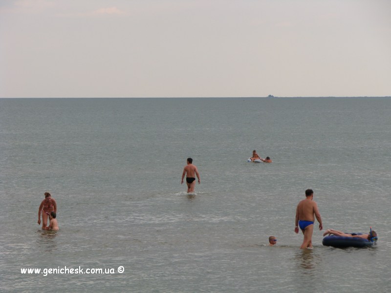 Море и пляжи на Арабатской стрелке в курортном селе Геническая Горка